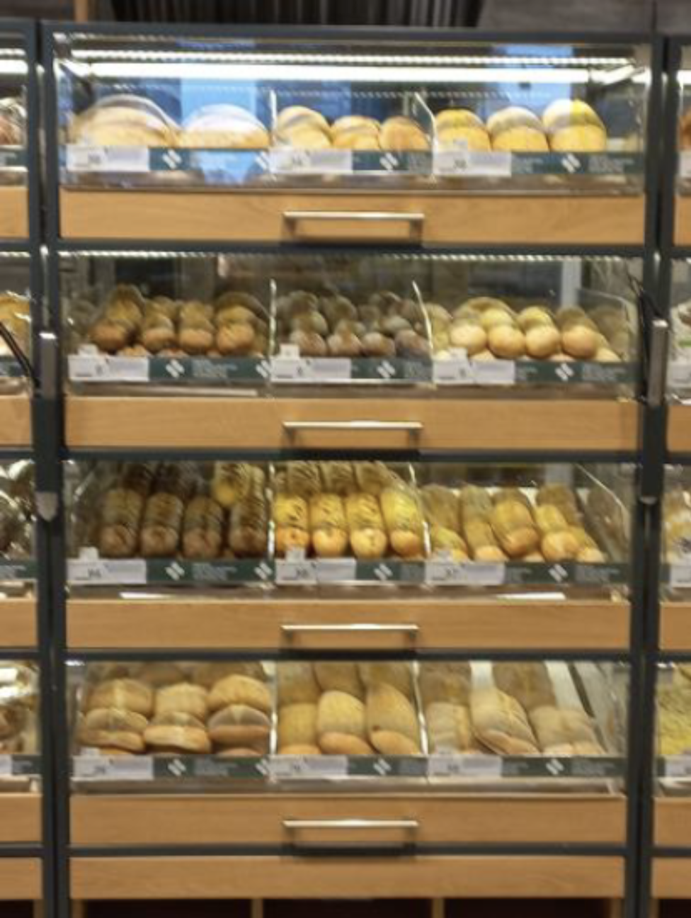Закрытая витрина с неупакованной хлебобулочной продукцией