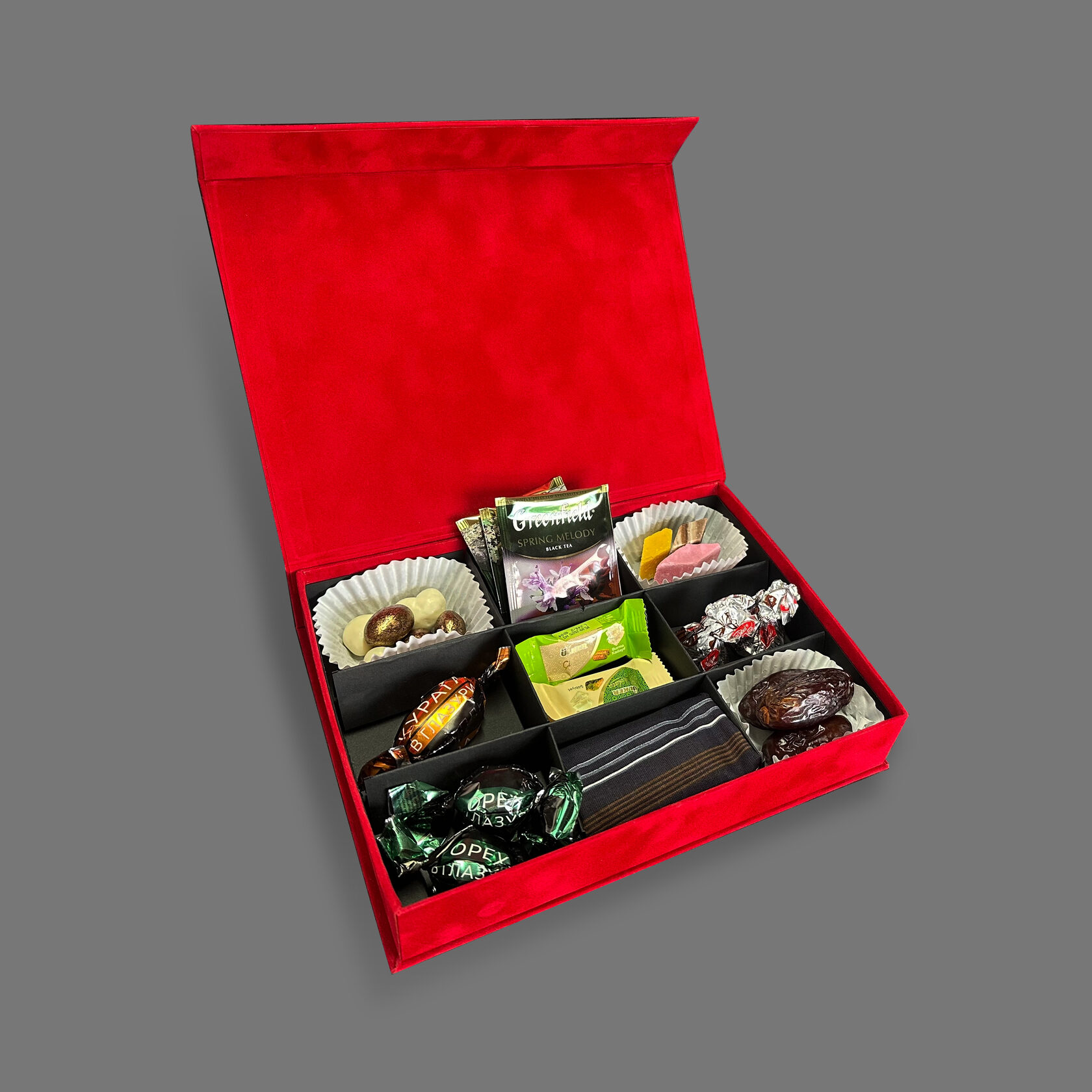 Бархатная коробка с дубайским шоколадом, халвой, финиками, орехами, конфетами в глазури, чаем и платком.