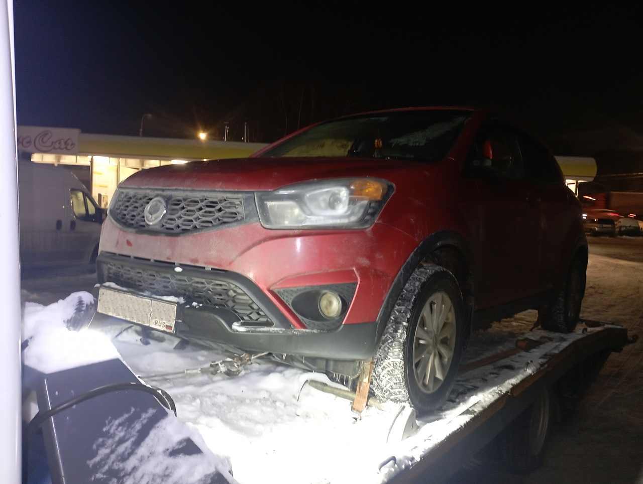 Эвакуация автомобиля SsangYong Actyon с Гаккелевской улицы в Приморском районе Санкт-Петербурга