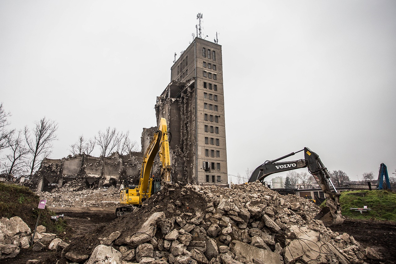 Демонтаж высотных зданий. Демонтаж многоэтажных зданий. Сносят здание. Демонтаж зданий в Москве.