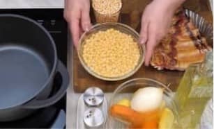 Приготовление горохового супа с копчёными свиными рёбрышками: шаг 2