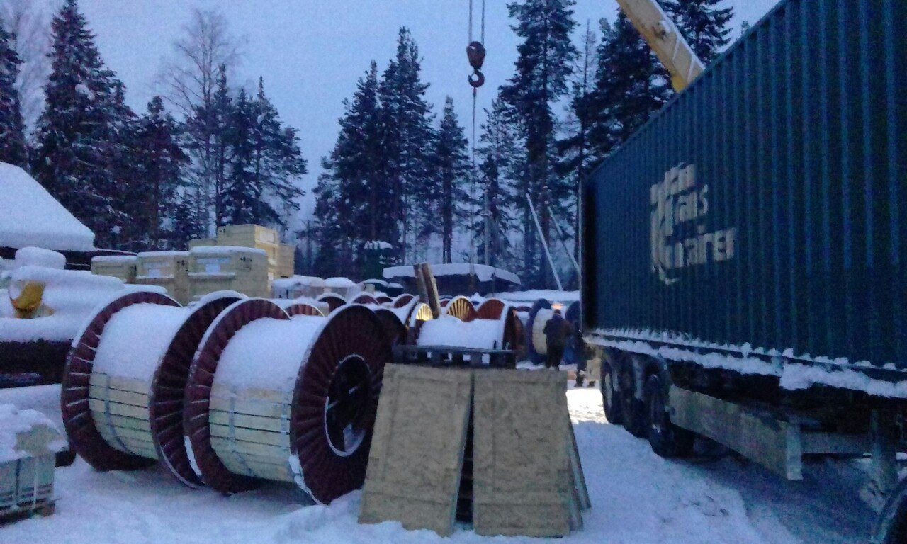 Погрузка барабанов с кабелем