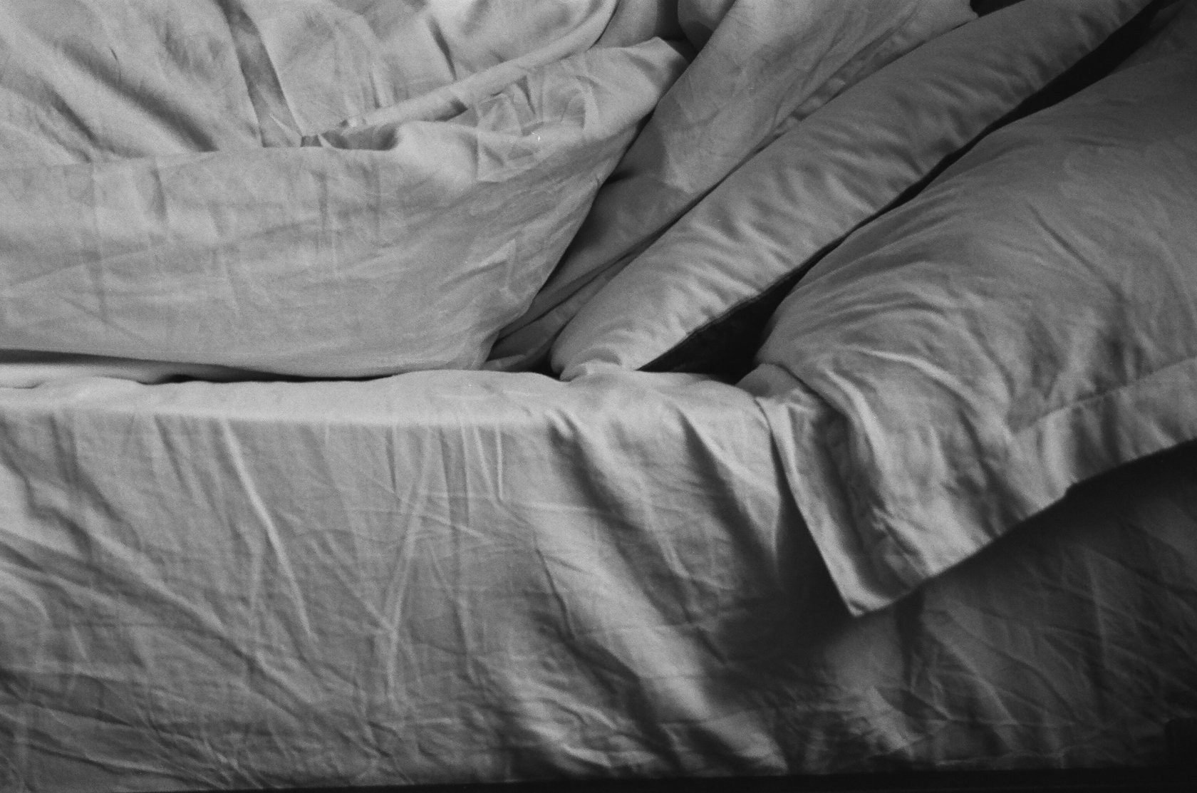 Под одеяльце. Под одеялом. Человек под одеялом. Одеяло лежит. Человек спрятался под одеялом.