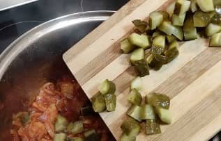 Приготовление солянки с копчёностями: шаг 6