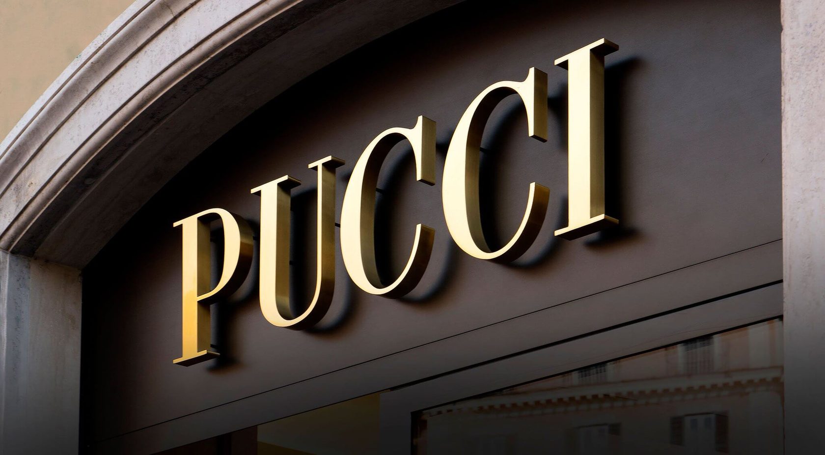 Вывеска из объемных золотых букв для магазина одежды и обуви