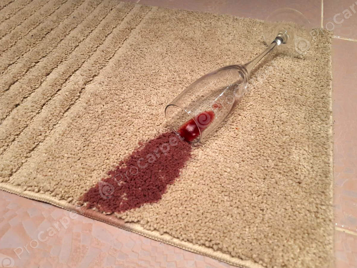Выводим красное вино с ковра в домашних условиях