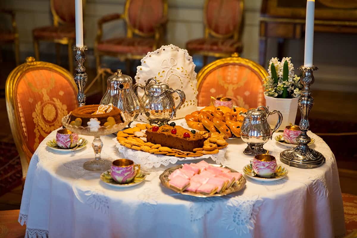 Винтажный фарфор с фамильными реликвиями