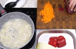 Приготовление борща со свеклой и свежей капустой: шаг 5