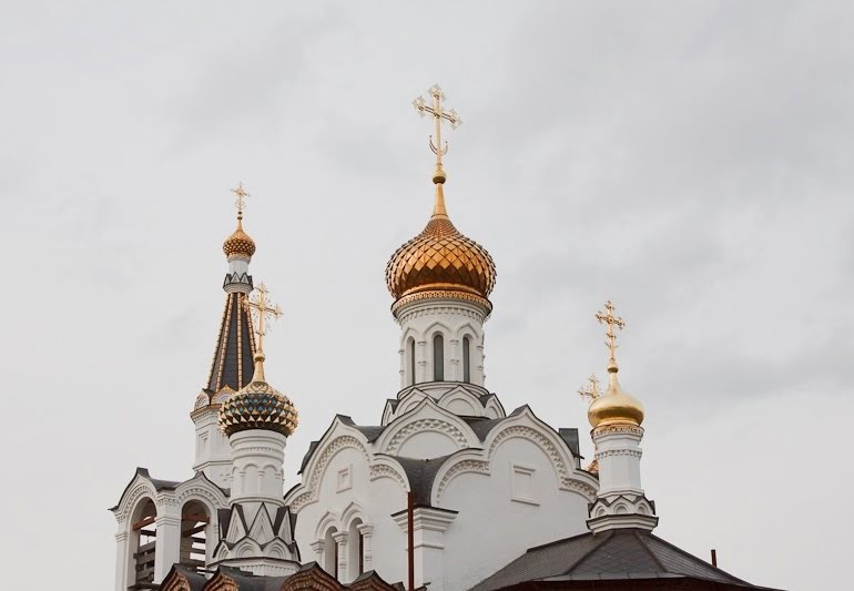 Поселок белоозерский московская область. Поселок Белоозерский Воскресенский район. Храм всех святых в земле Российской просиявших в пос. Белоозёрский. Всехсвятская Церковь Белоозерский. Храм в Белоозерском Воскресенского района.