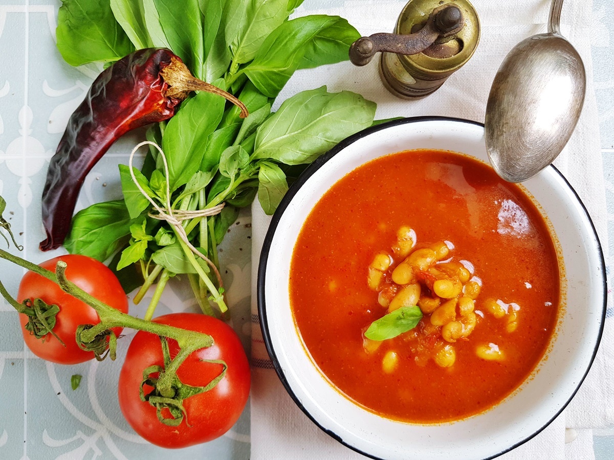 Томатный суп с базиликом и фасолью