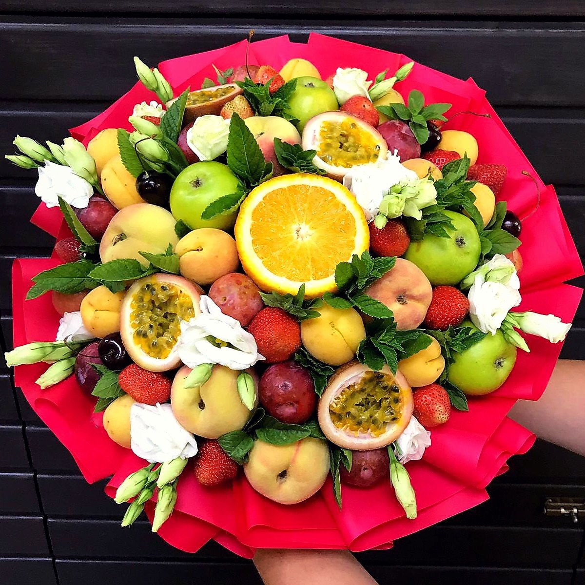 Радужный букет из фруктов