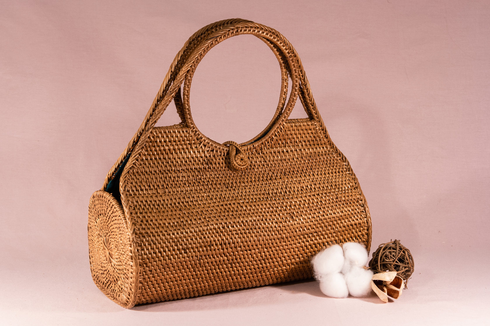Плетеная сумка купить. Плетеная сумка. Летняя плетеная сумка. Плетеная сумка из ротанга. Тканые сумки.