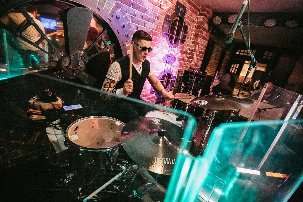 Рок-концерт в ресторане Pinta Haus, толпа людей