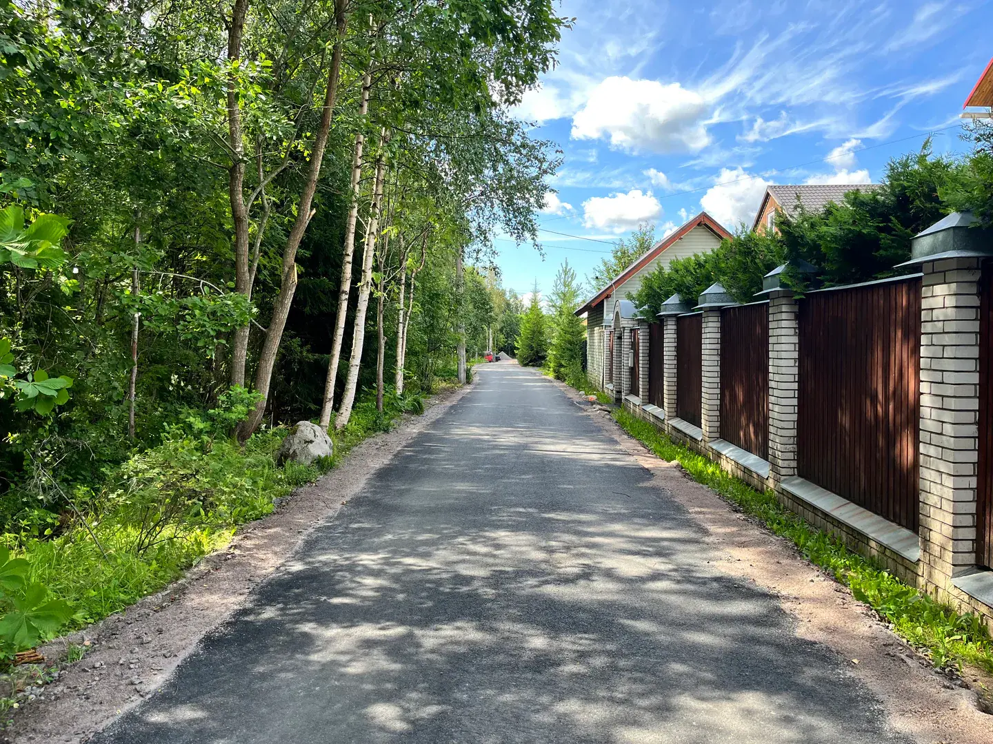 Готовая асфальтированная дорога на загородной территории