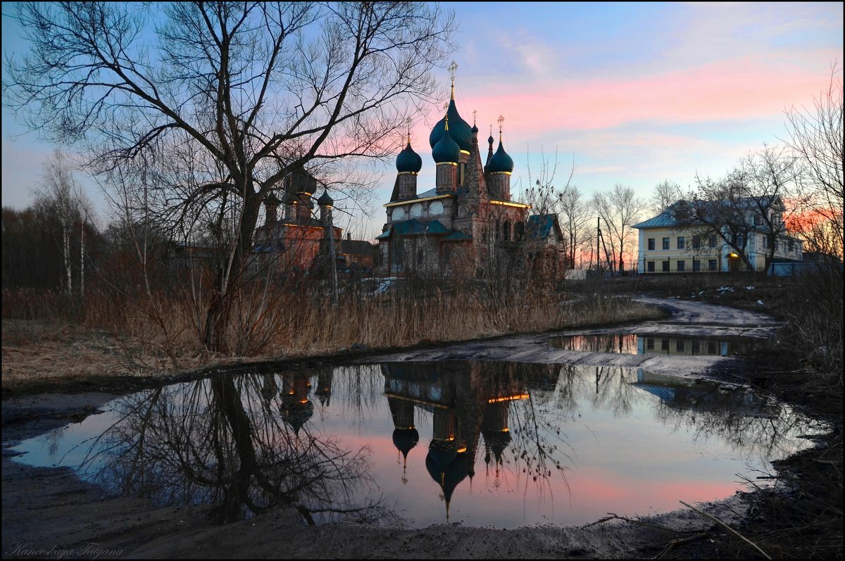 Под ярославлем. Весенний Ярославль. Ярославль Весна. Церковь Ярославля весной. Ярославль весной.