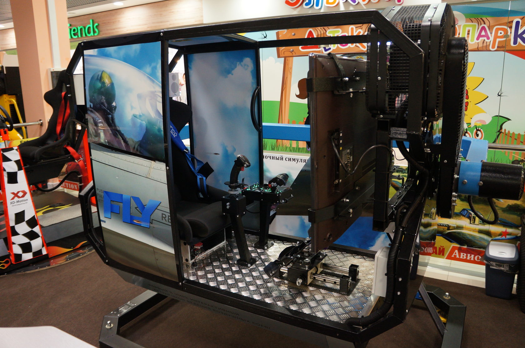 домашний авиасимулятор. стенд для авиасимулятора. кокпит для бас симулятора. аттракционы авиасимуляторы fly motion. кресло для авиасимулятора подвижное.
