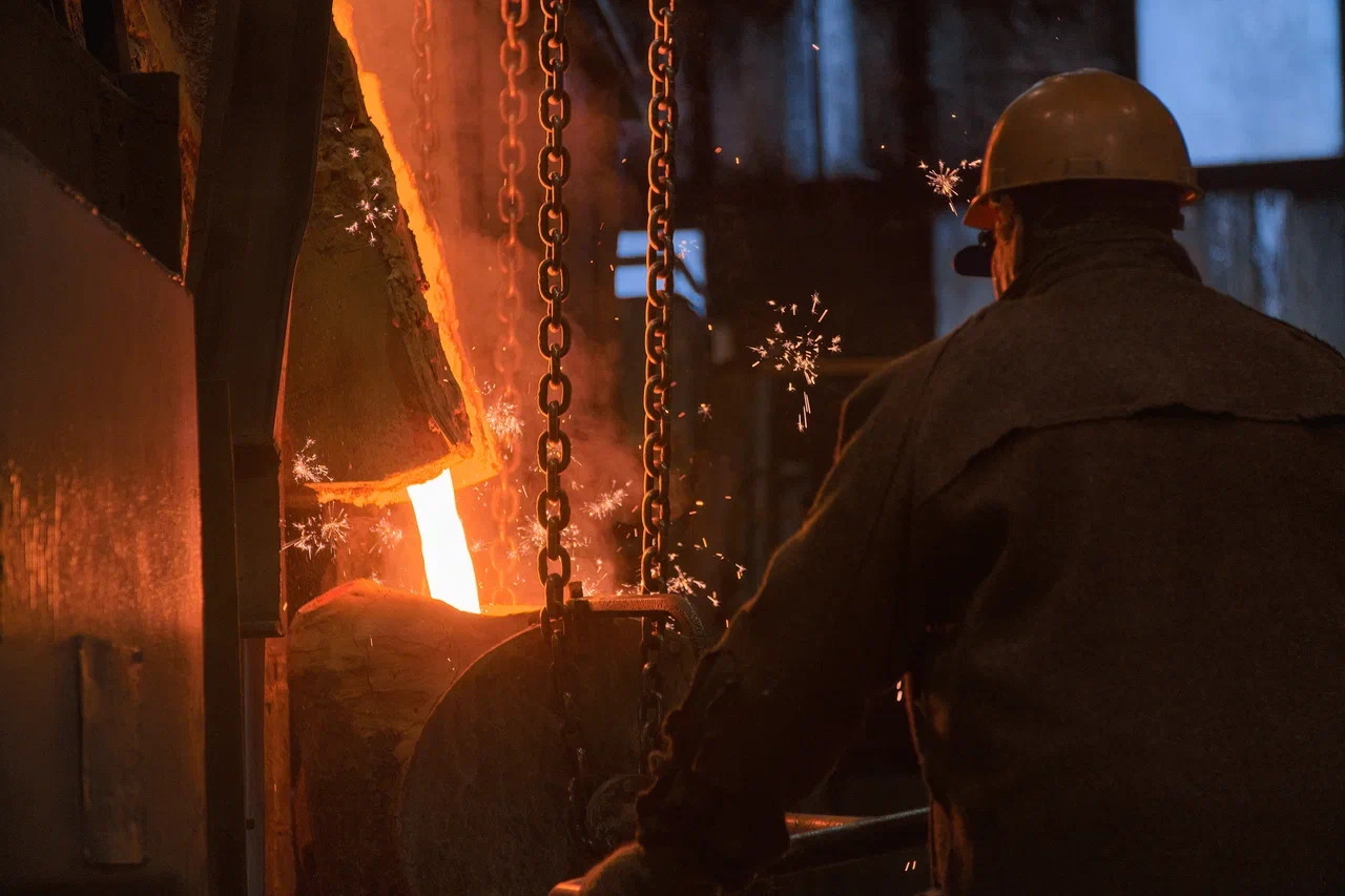 работа литейного производства. ростовский литейный завод. литье металла. литейный цех газ нижний новгород. литейный цех завода.