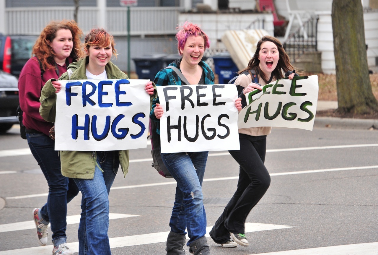 Бесплатное типа. Free hugs. Табличка free hugs. Бесплатные обнимашки. Free hugs картинки.