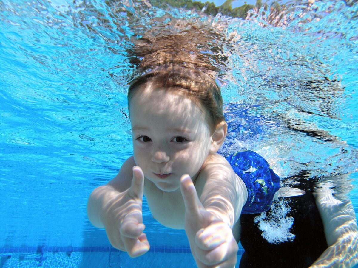 Swimming class. Дети в бассейне. Детское плавание. Плавание дети. Дети плавают.