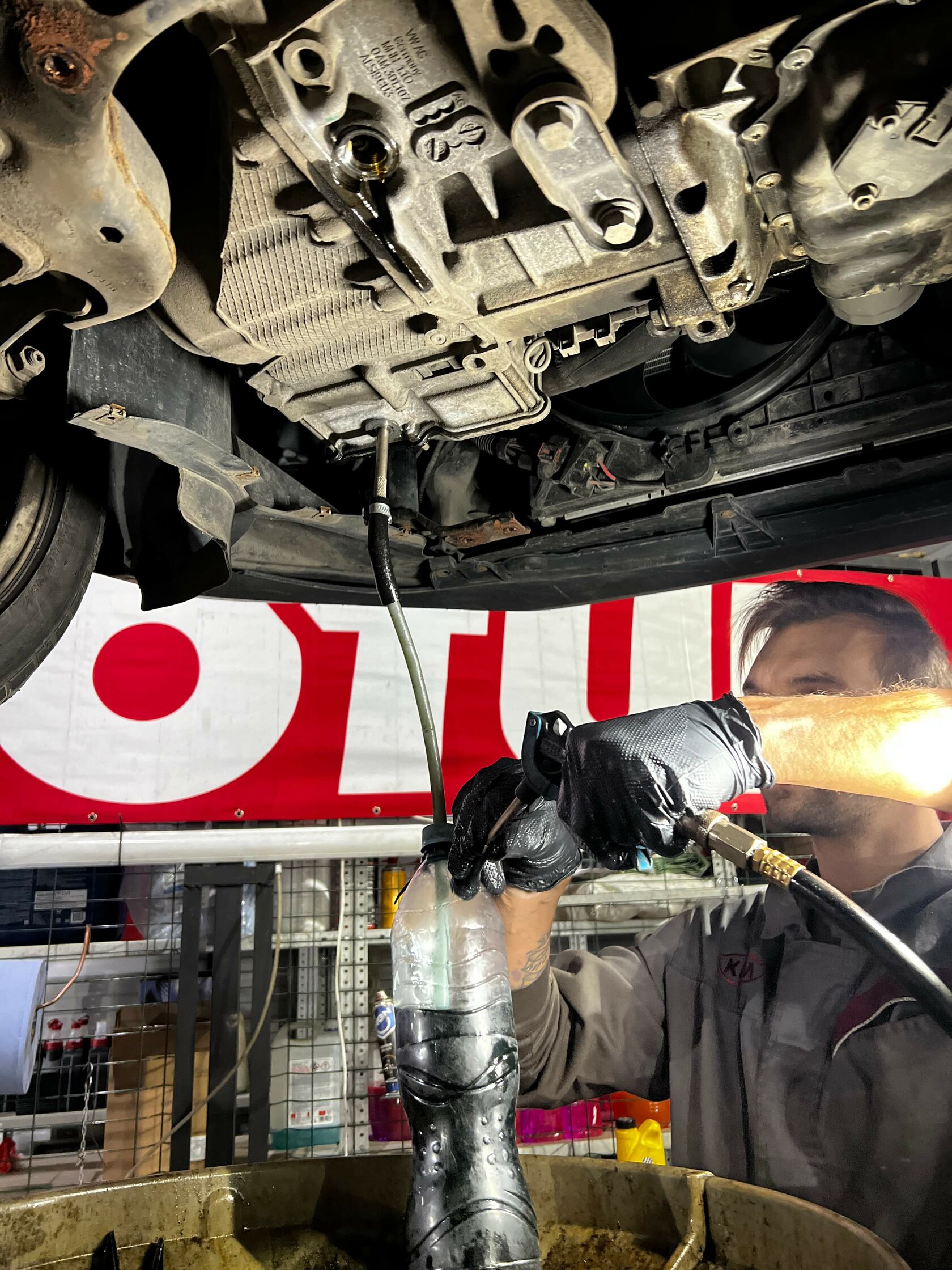 Заправка мехатроника маслом G004000M2