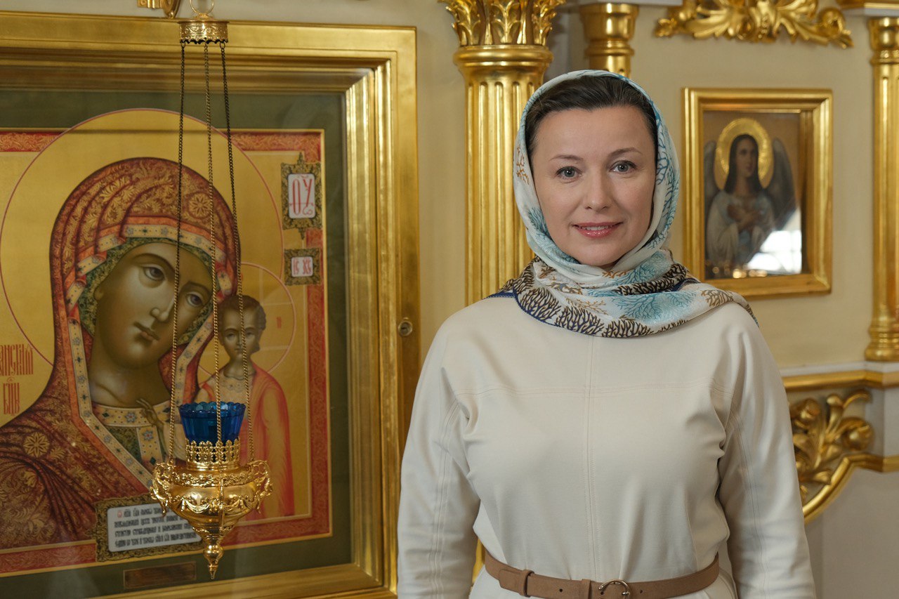 Работа православным спб. Девушка в храме. Вакансии для православной женщины. Вакансии для православной женщины. Вакансии православные в спб.