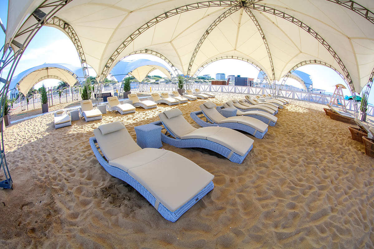 Обеденная группа из ротанга Malacca на террасе