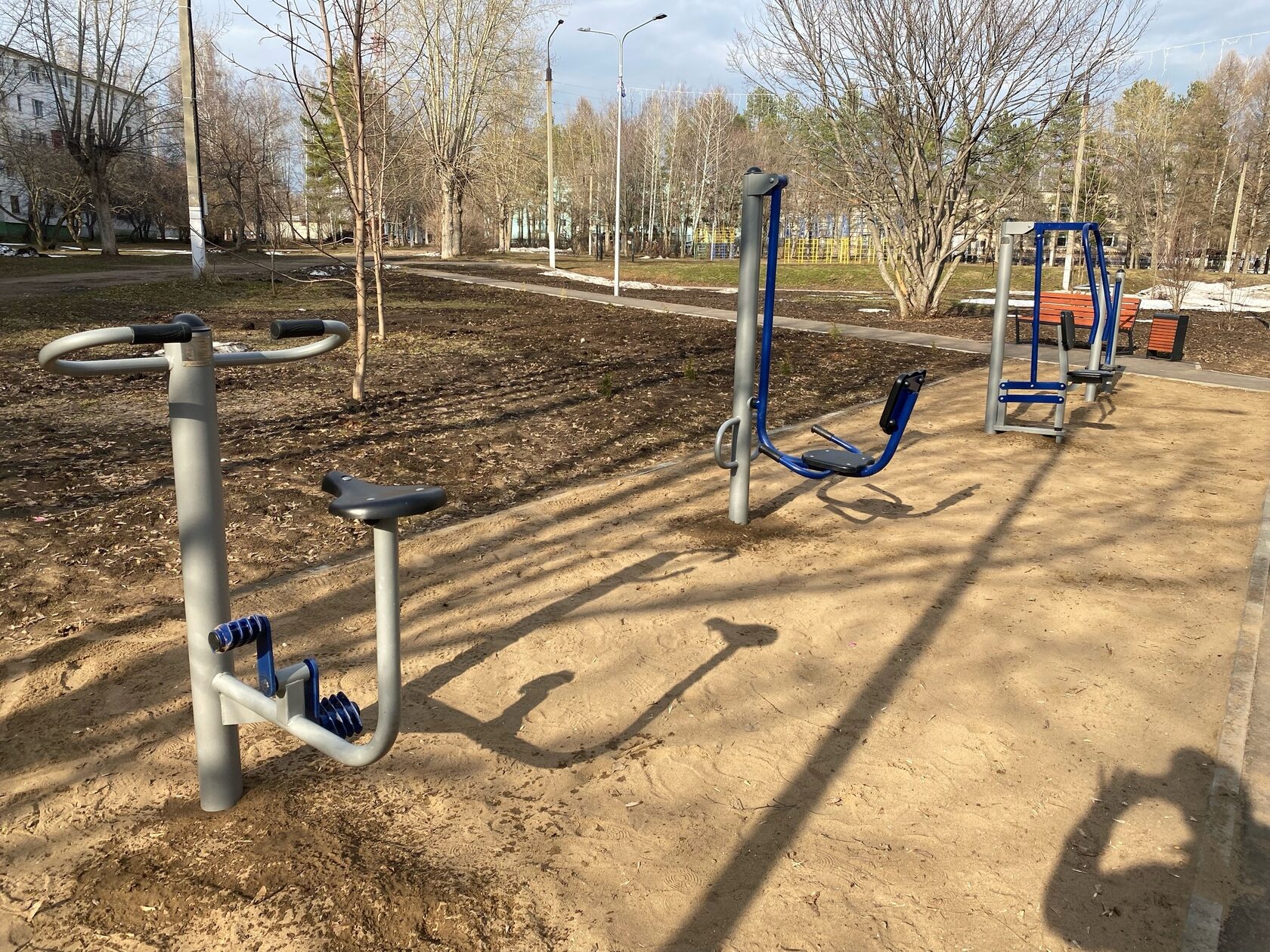 В сквере можно заниматься спортом как для любителей так и для профессионалов. 