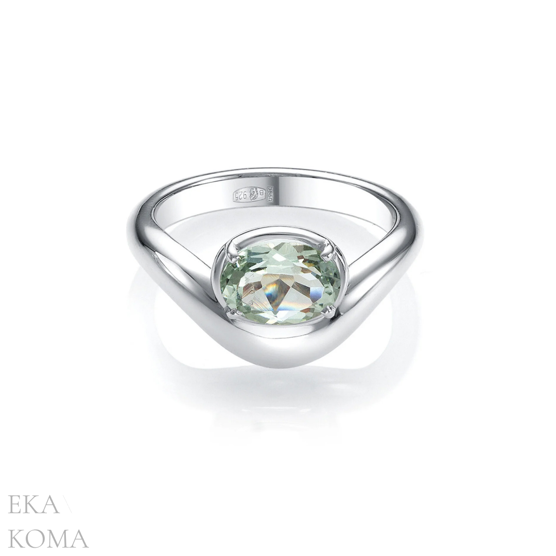 Кольцо «Бездонное озеро» с зеленоватым овалом празеолита