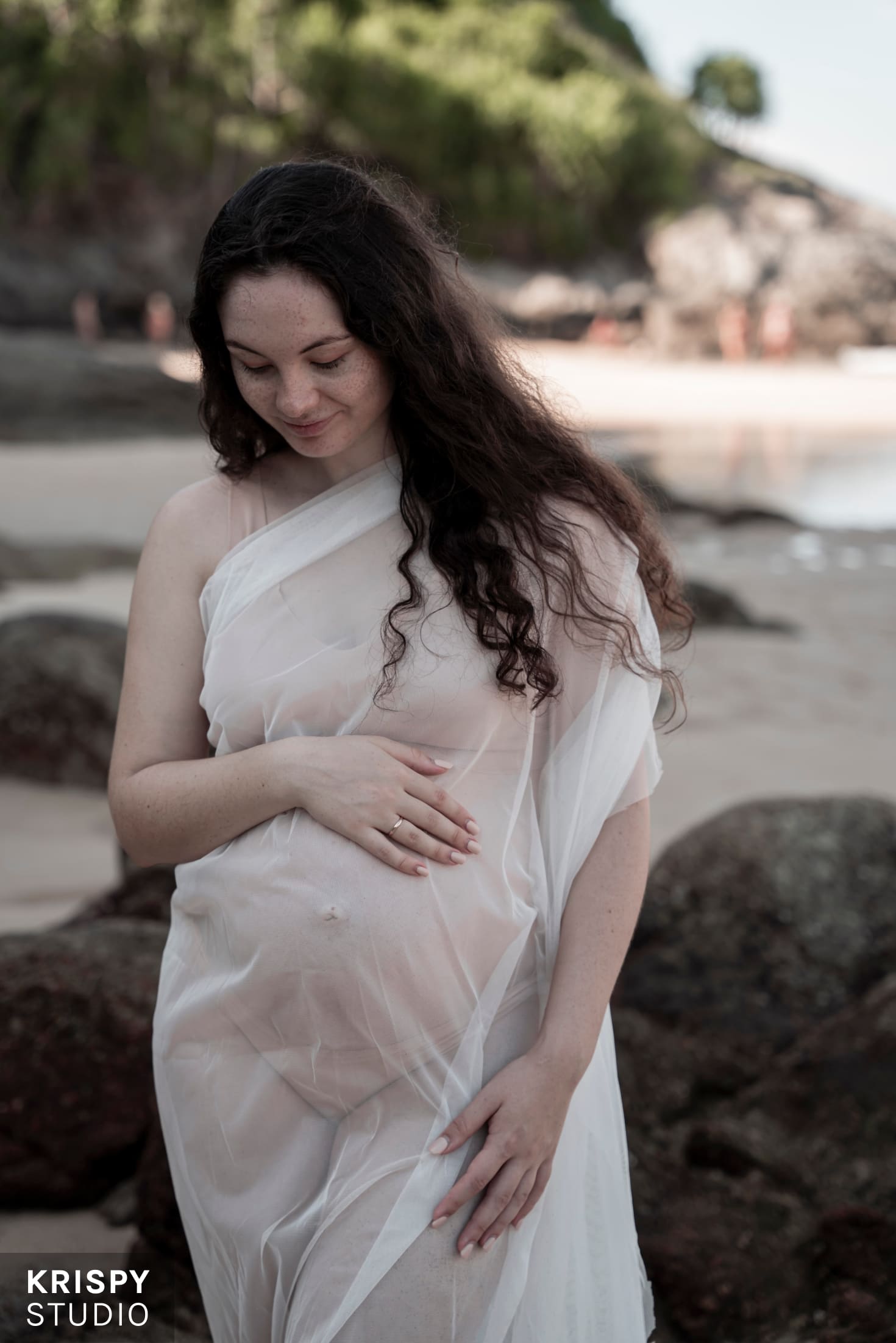 Фотосессия на берегу Пхукета, беременная женщина и океан