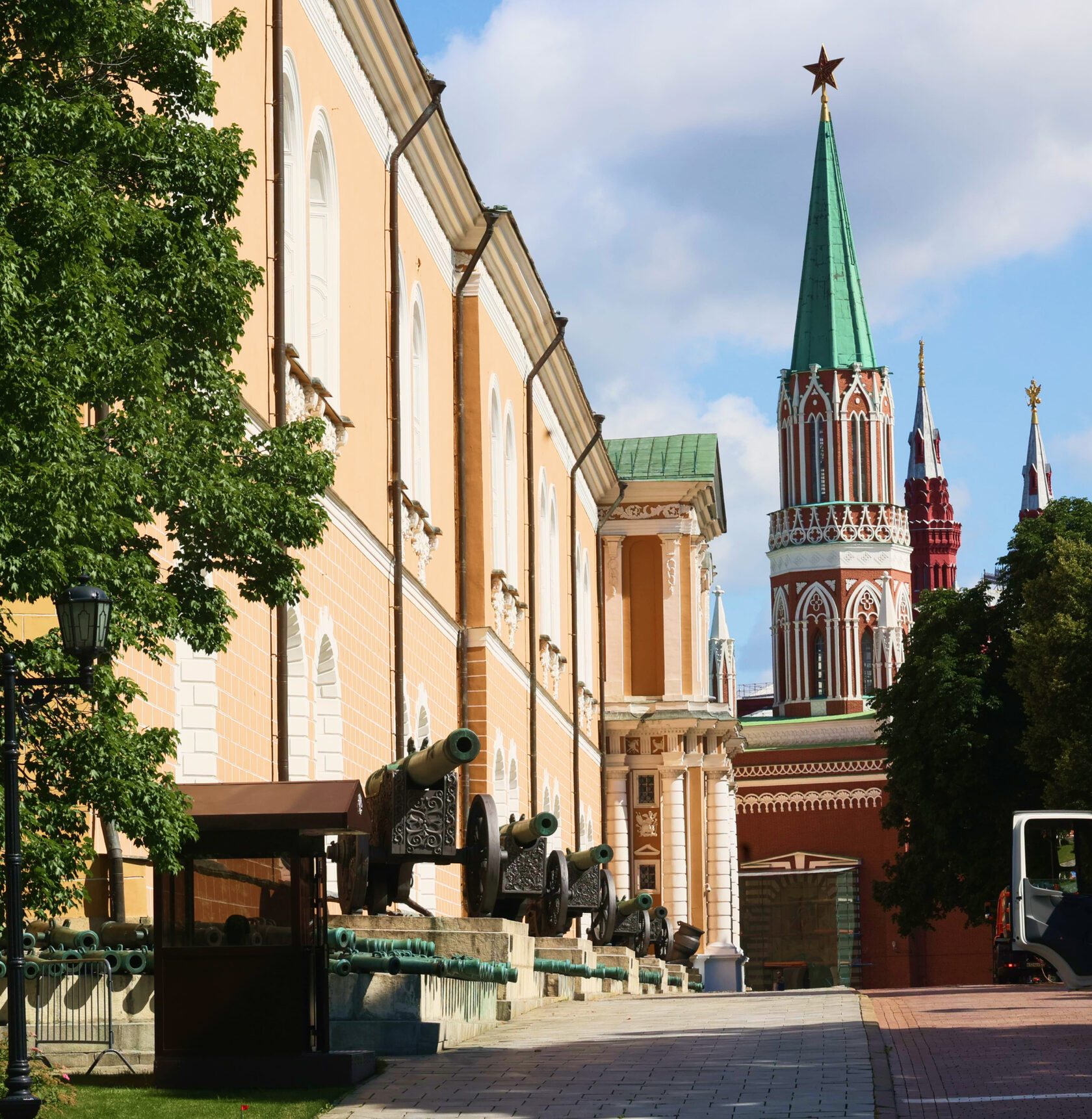 Арсенал московского кремля окружающий мир. Арсенал Московского Кремля. Арсенал на плане Московского Кремля. План Арсенала в Кремле. Двор Арсенала Кремля.