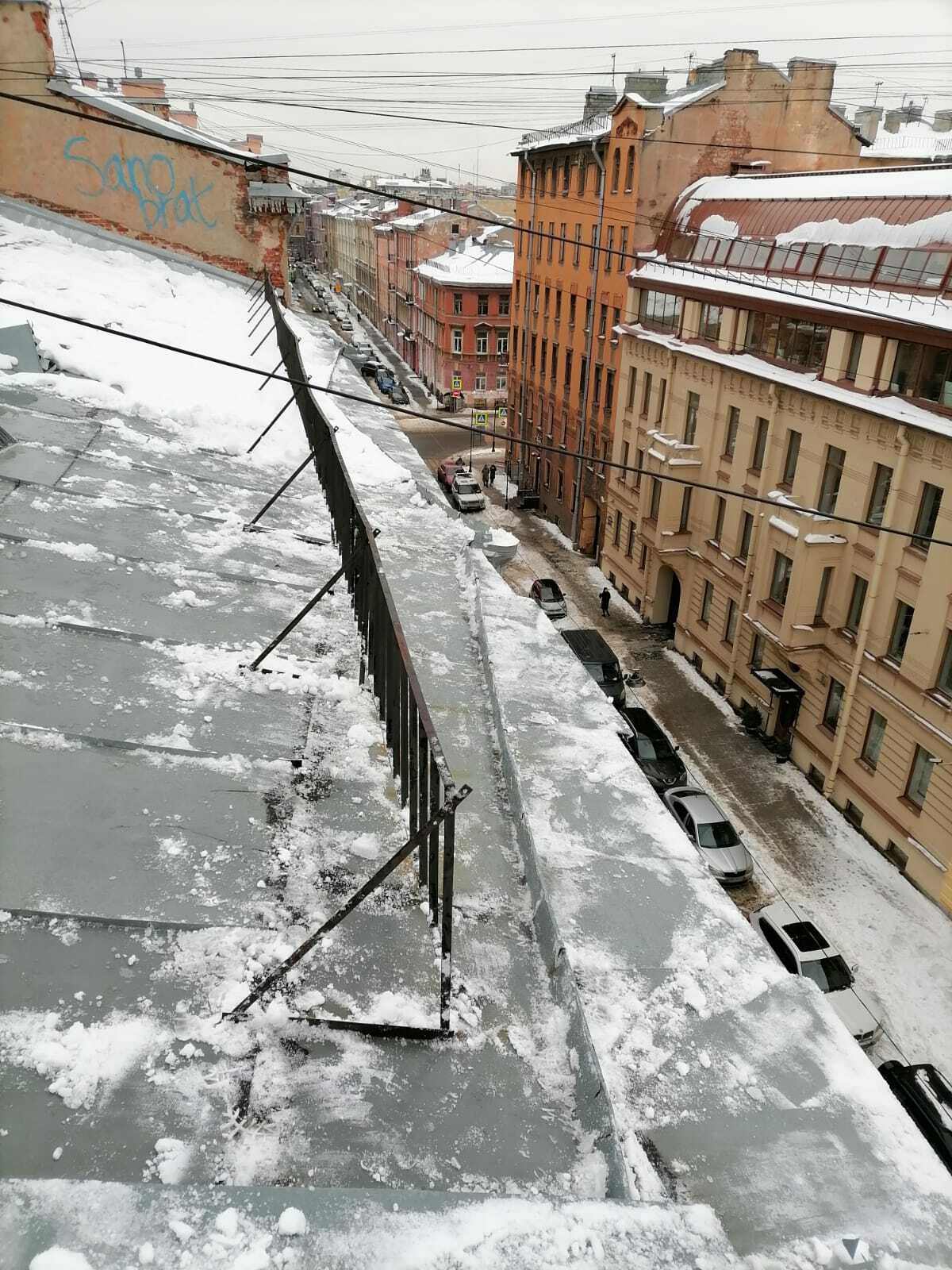 Уборка снега и наледи с кровель зданий