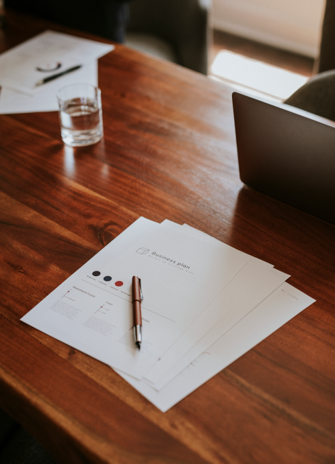 Предоставление консалтинговых услуг в виде бизнес плана с изображением документов на столе