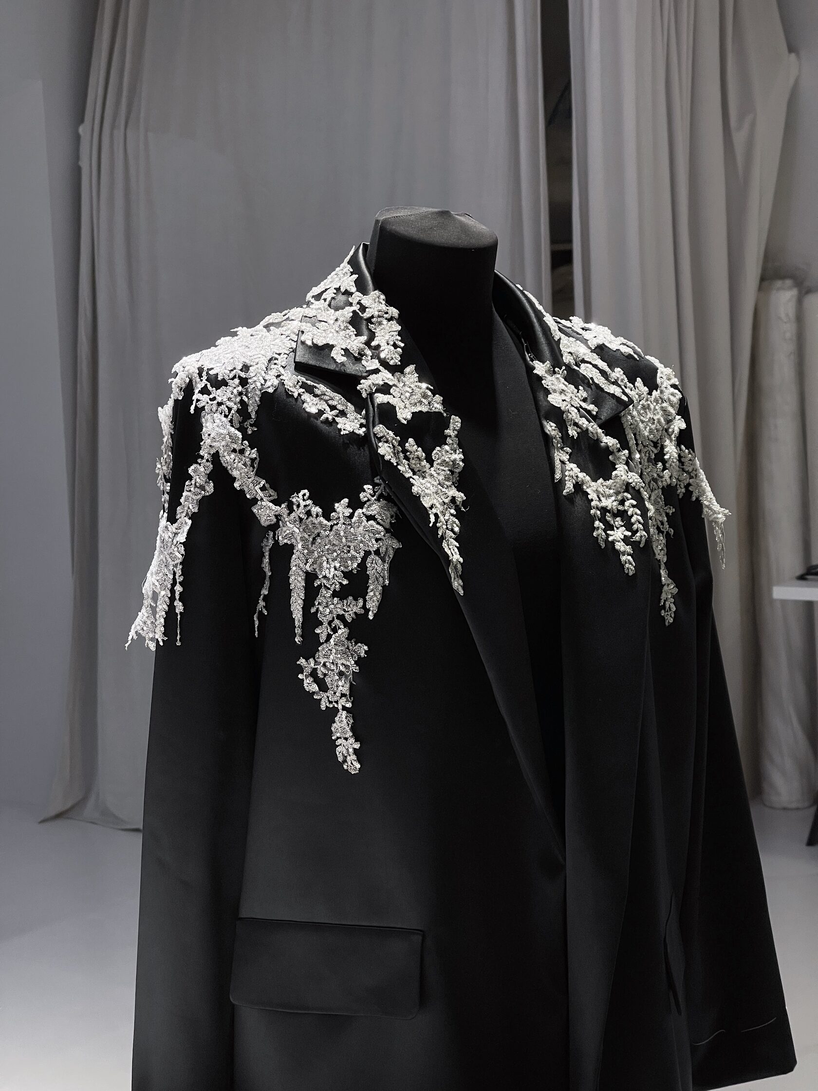Женский пиджак черный с вышивкой с ручной расшивкой и кружевом