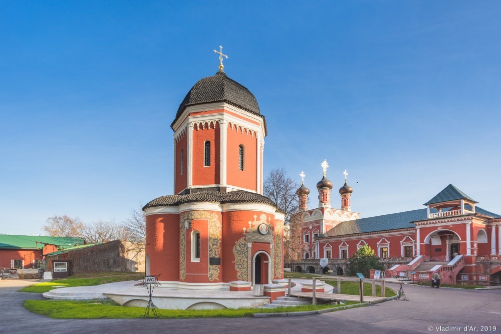 Церковь петра митрополита москва. Петровский храм Высокопетровского монастыря. Собор митрополита Петра высоко-Петровского монастыря. Храм святителя Петра митрополита в Высокопетровском монастыре. Собор Петра митрополита Москва.