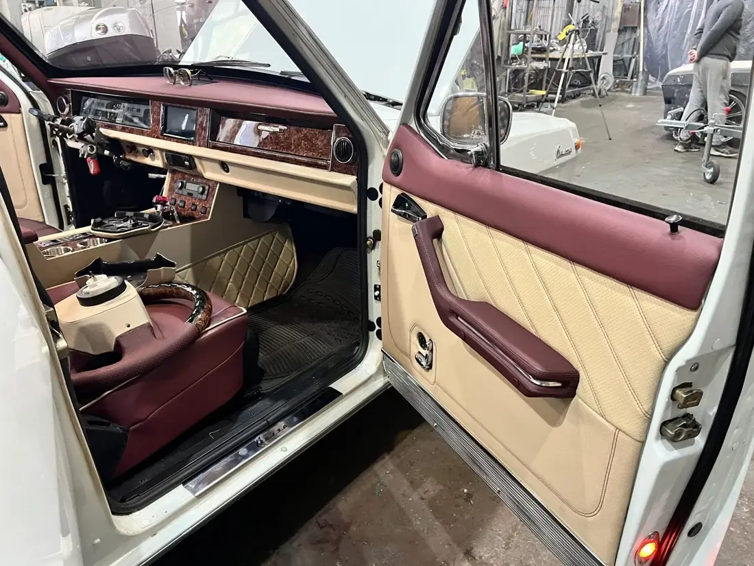 Кремово-бордовый салон автомобиля · архив MAIN GARAGE