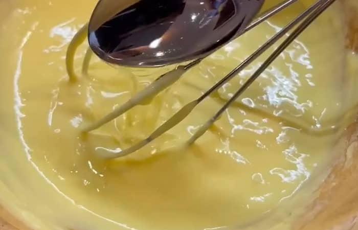 Приготовление пышных творожных оладий на сковороде: шаг 2