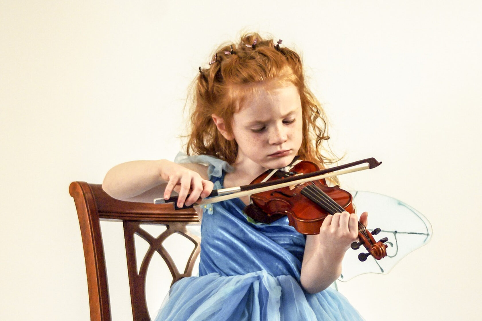 Музыка детка играй со. Дети играют на музыкальных инструментах. Музыкально одаренный ребенок. Ребёнок со скрипкой в муз школе. Юные музыканты вундеркинды.