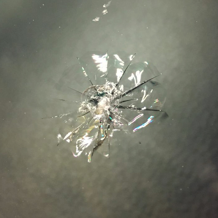 Крупный скол на лобовом стекле автомобиля перед ремонтом в Санкт-Петербурге, сервис Лобовух