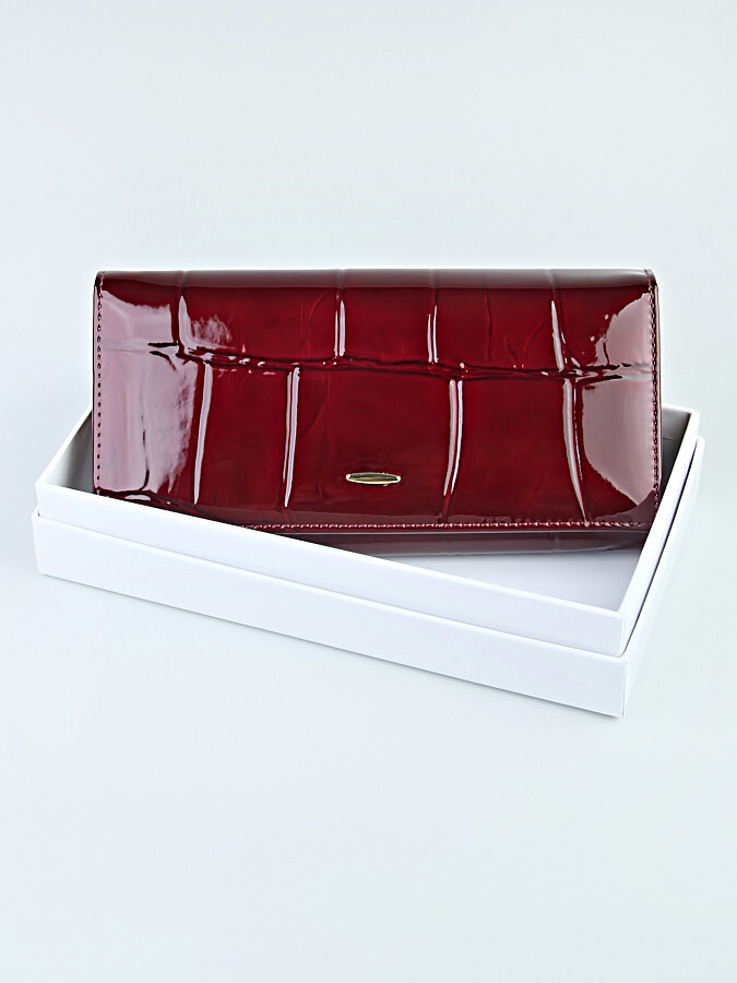 Кошелек женский. Изделие выполнено из натуральной лаковой кожи. Закрывается на магнит.