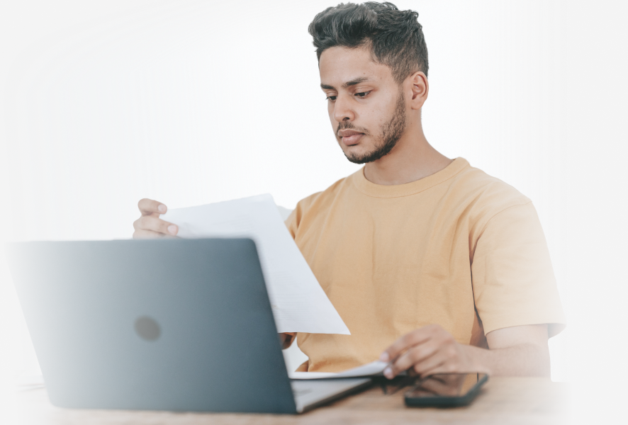 Человек смотрит на штрафы