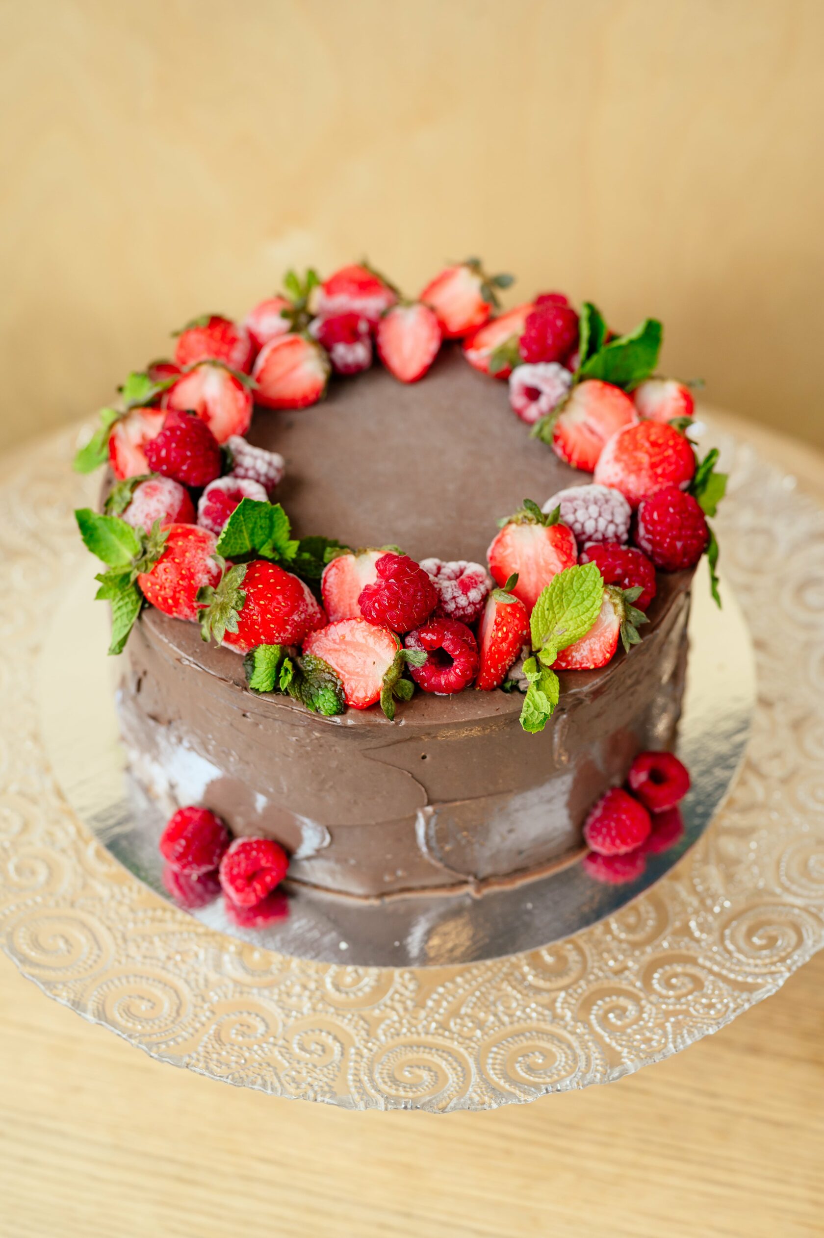 Цум курск торты. ЦУМ торты. Торт Лесные ягоды 9 островов. Торт шоколадный с малиной и клубникой для двойняшек.