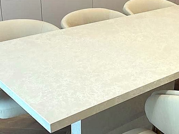 Кромка столешницы из искусственного камня крупным планом
