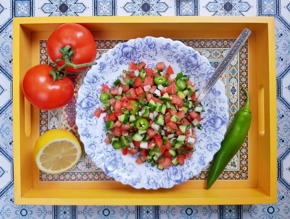 Салат из свежих овощей и зелени в израильском стиле