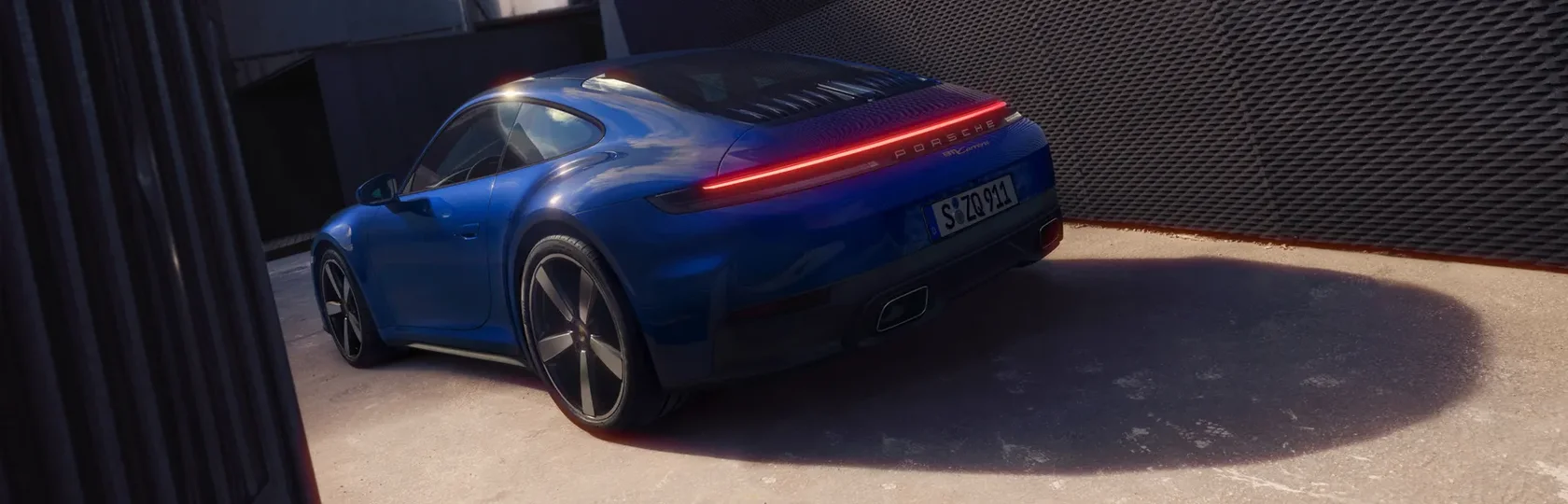 Вид сзади на Porsche 911 Carrera в цвете Luganoblau