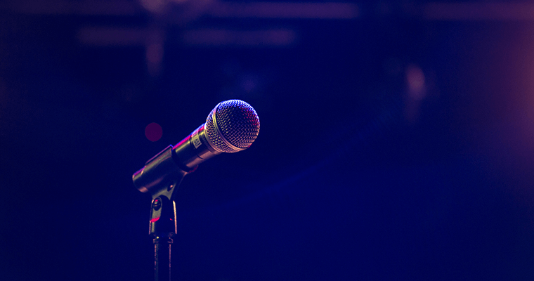 микрофон в темноте