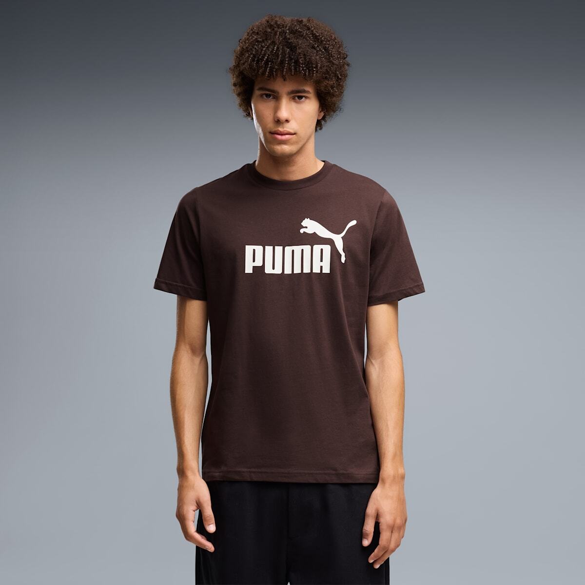 Мужская футболка PUMA ESS No. 1 Logo Tee коричневого цвета на модели