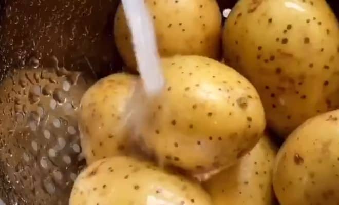 Приготовление картофеля по-деревенски дольками в духовке: шаг 1