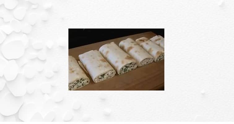 Приготовление рулетов из лаваша с творожной начинкой и зеленью в духовке: шаг 8