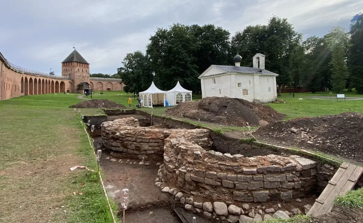 Алтарная часть храма Бориса и Глеба раскрыта в Новгородском кремле