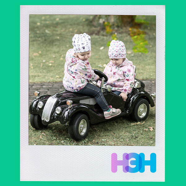 Девочка играет с машинками. Гендерные стереотипы